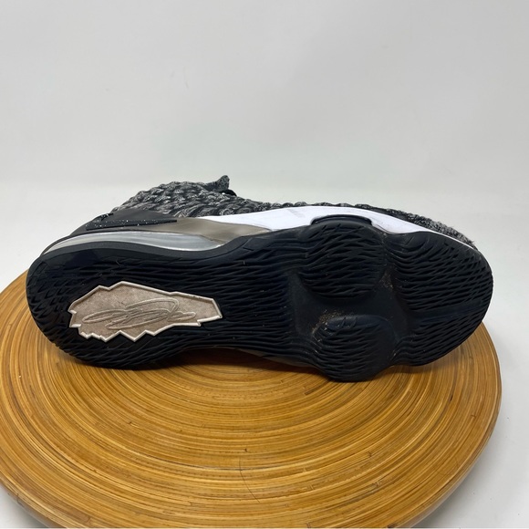 Nike LeBron XVII 17 (GS) 'In The Arena' Black Oreo Kid's Size 8 Women's - Picture 3 of 8